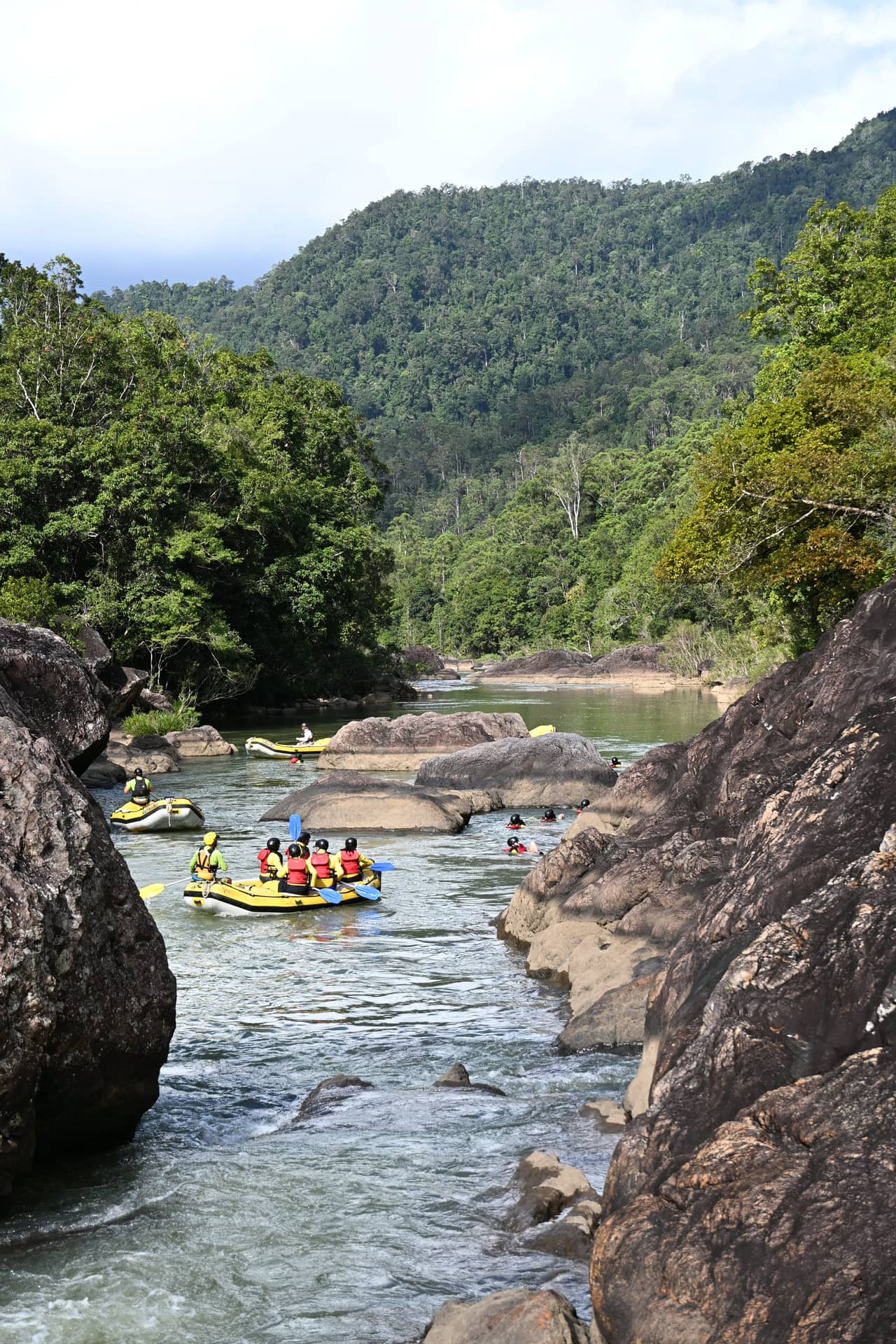 Mit dem Strom und unter Wasser: Wildwasserrafting in Tully